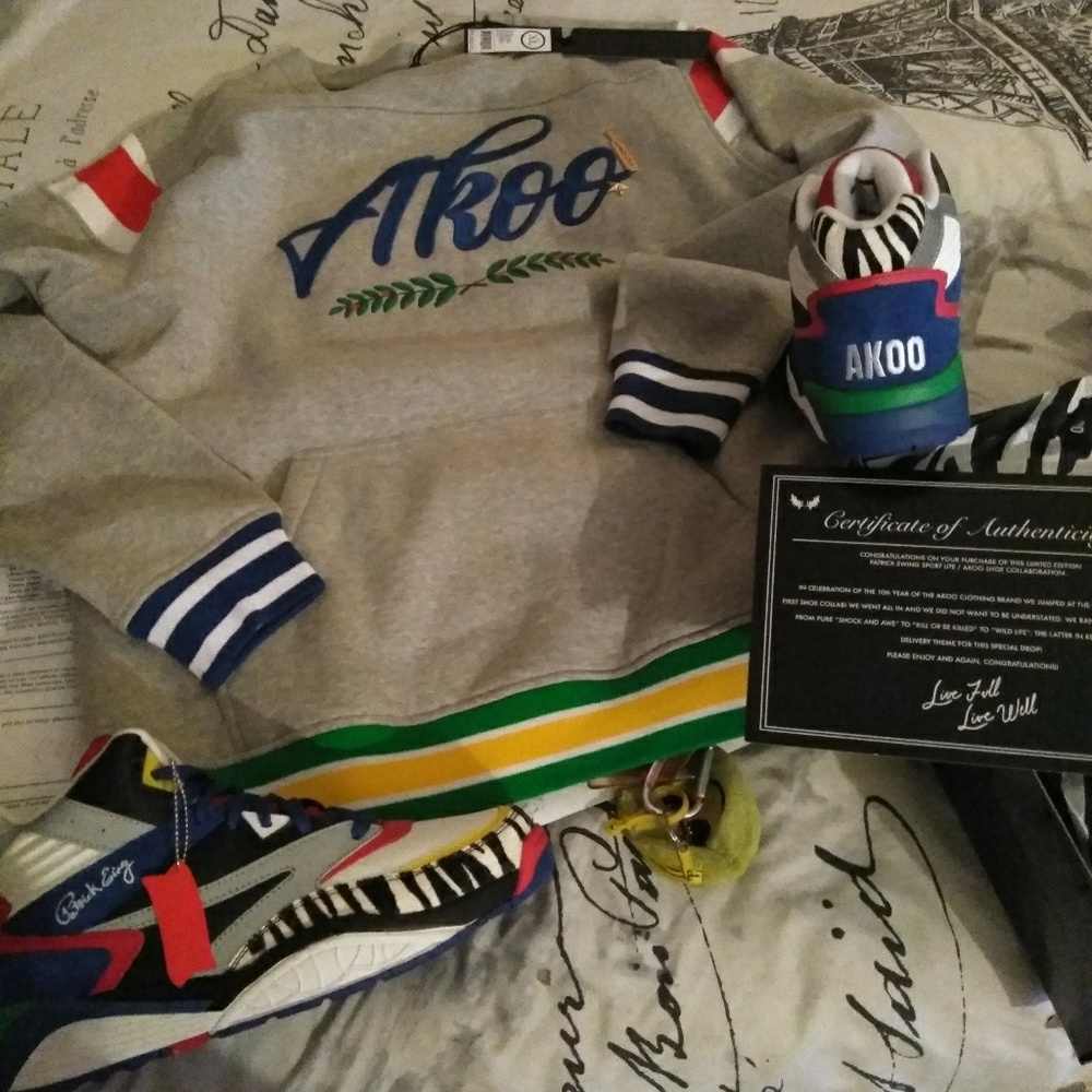 AKOO SNEAKERS & SWEATSHIRT